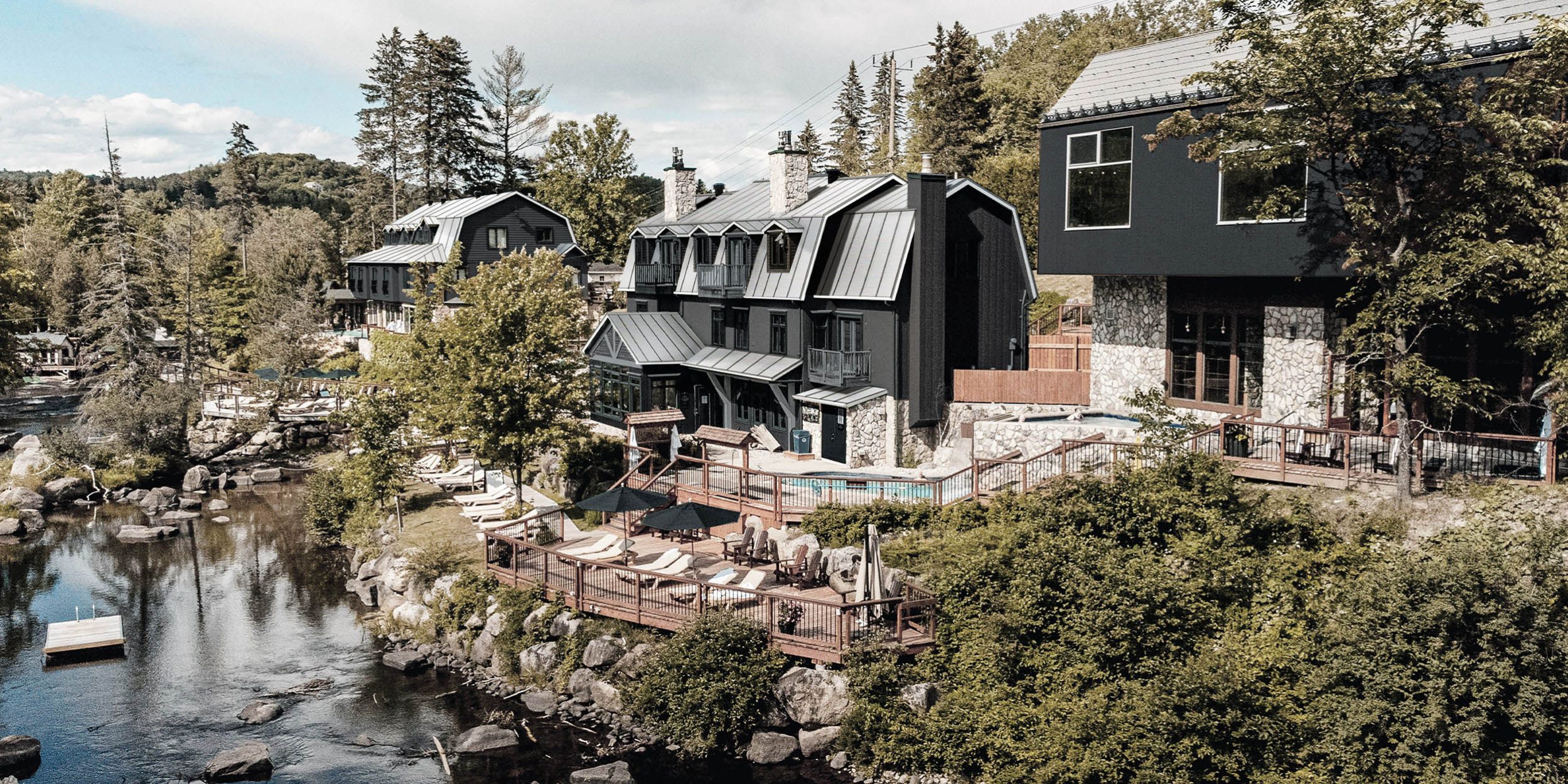 Vue d'ensemble des bâtiments du Strom spa nordique Saint-Sauveur et de la Rivière du Nord