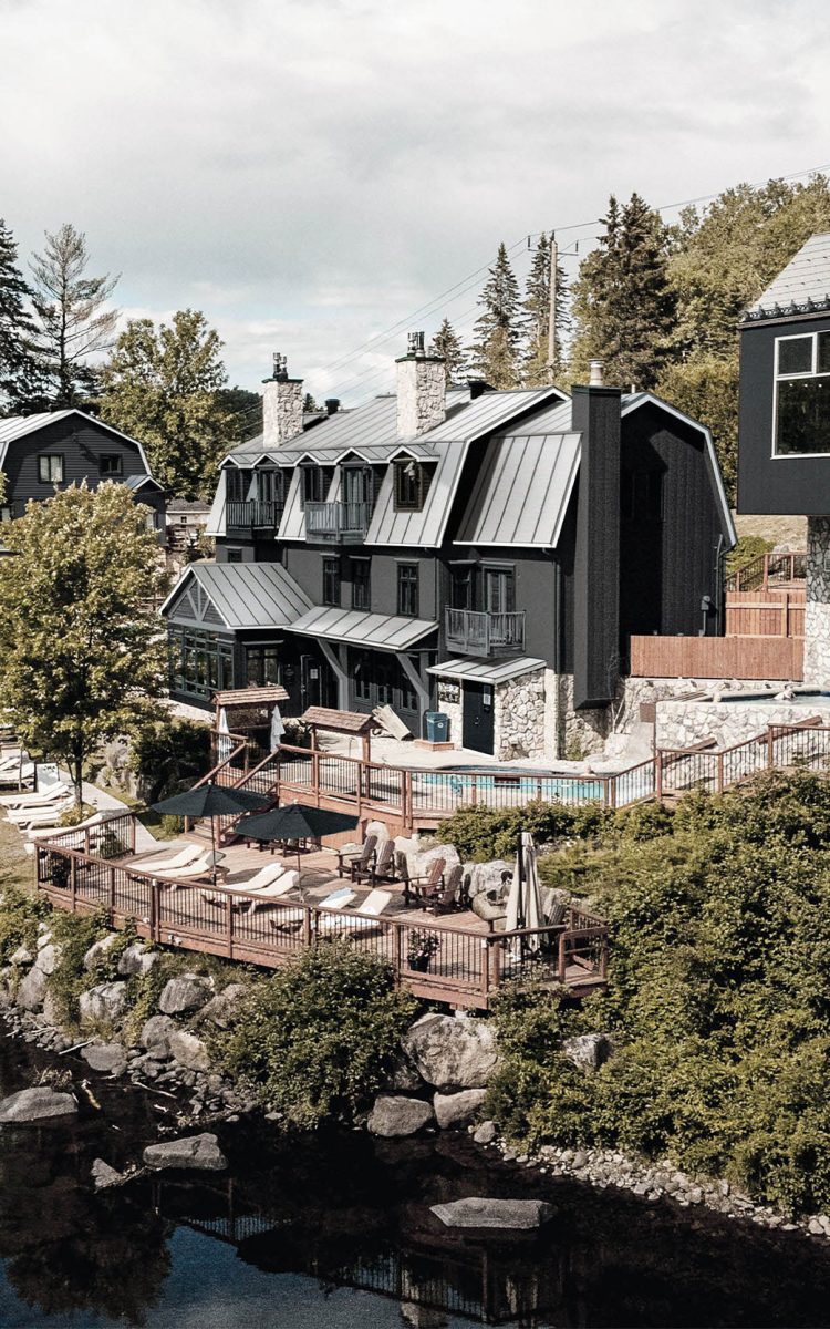 Vue d'ensemble des bâtiments du Strom spa nordique Saint-Sauveur et de la Rivière du Nord